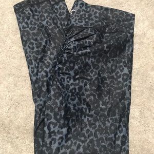 Zyia Stone Leopard Scrunthy Light n Tight
